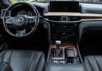 Подержанный автомобиль Lexus LX 2017 года (10 фото)