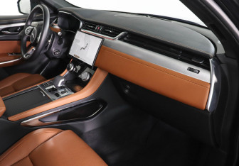 Подержанный автомобиль Jaguar F-Pace 2023 года (10 фото)