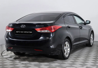 Подержанный автомобиль Hyundai Elantra Sedan 2012 года (5 фото)