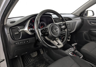 Подержанный автомобиль Kia Rio Hatchback 2021 года (14 фото)