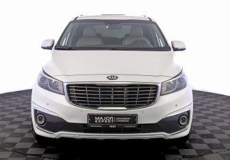 Подержанный автомобиль Kia Carnival 2017 года (2 фото)