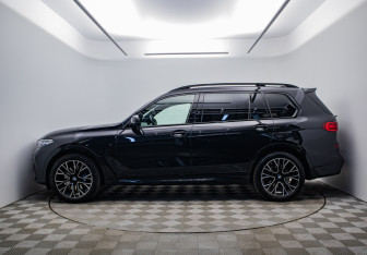Подержанный автомобиль BMW X7 2021 года (2 фото)