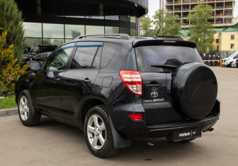 Подержанный автомобиль Toyota RAV4 2011 года (5 фото)