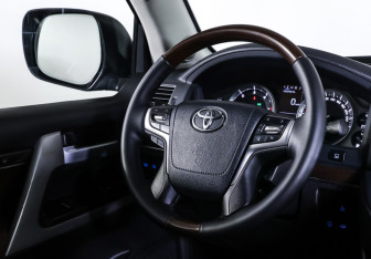 Подержанный автомобиль Toyota Land Cruiser Suv 2018 года (13 фото)