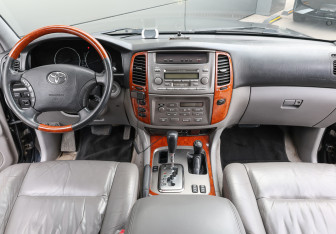 Подержанный автомобиль Toyota Land Cruiser Suv 2007 года (15 фото)