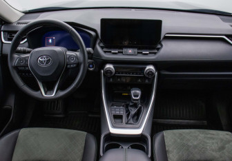 Подержанный автомобиль Toyota RAV4 2023 года (13 фото)