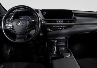 Подержанный автомобиль Lexus ES 2020 года (12 фото)