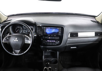 Подержанный автомобиль Mitsubishi Outlander 2012 года (12 фото)