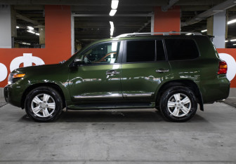 Подержанный автомобиль Toyota Land Cruiser Suv 2014 года (8 фото)