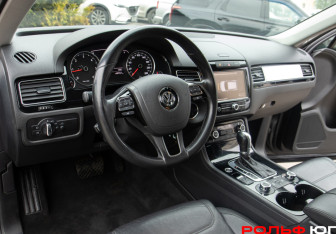 Подержанный автомобиль Volkswagen Touareg 2010 года (16 фото)