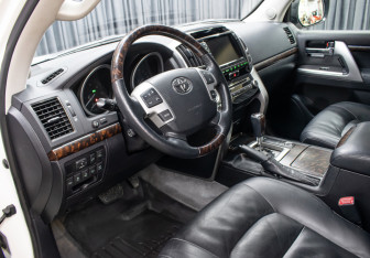 Подержанный автомобиль Toyota Land Cruiser Suv 2014 года (16 фото)