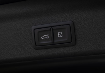 Подержанный автомобиль Audi Q3 2024 года (23 фото)