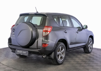 Подержанный автомобиль Toyota RAV4 2012 года (5 фото)