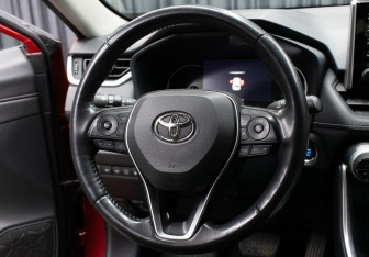 Подержанный автомобиль Toyota RAV4 2021 года (17 фото)