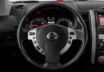 Подержанный автомобиль Nissan X-Trail 2012 года (11 фото)