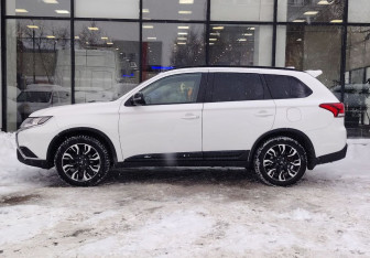 Подержанный автомобиль Mitsubishi Outlander 2021 года (5 фото)