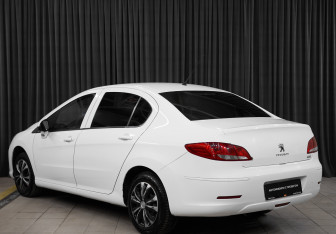 Подержанный автомобиль Peugeot 408 2012 года (7 фото)