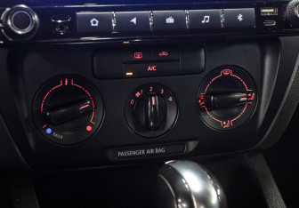 Подержанный автомобиль Volkswagen Jetta Sedan 2013 года (18 фото)