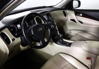 Подержанный автомобиль Infiniti QX50 2016 года (15 фото)