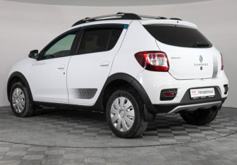 Подержанный автомобиль Renault Sandero 2017 года (7 фото)