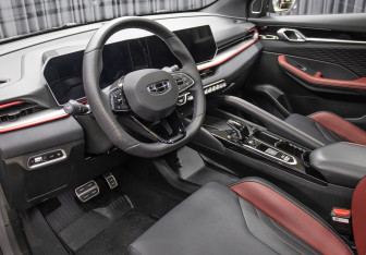 Подержанный автомобиль Geely Coolray 2023 года (16 фото)