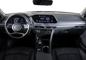 Подержанный автомобиль Hyundai Sonata 2023 года (14 фото)