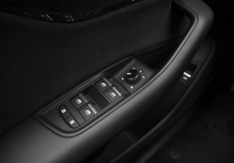 Подержанный автомобиль Audi Q8 2021 года (14 фото)