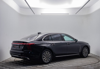 Подержанный автомобиль Hongqi H5 2024 года (5 фото)