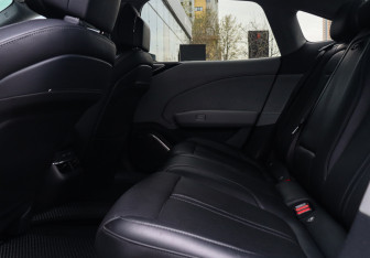 Подержанный автомобиль Zeekr 007 2024 года (9 фото)