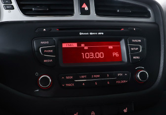 Подержанный автомобиль Kia Ceed Wagon 2014 года (17 фото)