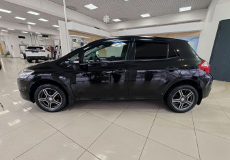 Подержанный автомобиль Toyota Auris Hatchback 2011 года (8 фото)