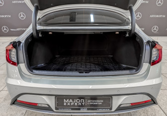 Подержанный автомобиль Hyundai Sonata 2022 года (10 фото)