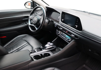 Подержанный автомобиль Hyundai Sonata 2023 года (10 фото)