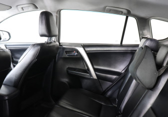 Подержанный автомобиль Toyota RAV4 2017 года (12 фото)
