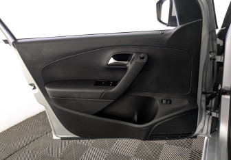 Подержанный автомобиль Volkswagen Polo Sedan 2015 года (18 фото)