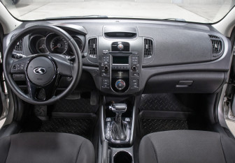 Подержанный автомобиль Kia Cerato Sedan 2012 года (14 фото)