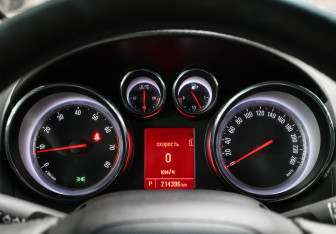 Подержанный автомобиль Opel Astra Hatchback 2013 года (13 фото)