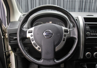 Подержанный автомобиль Nissan X-Trail 2014 года (17 фото)