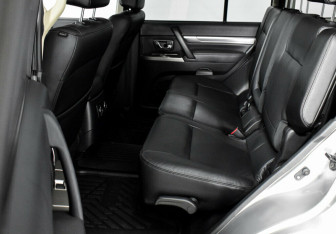 Подержанный автомобиль Mitsubishi Pajero 2018 года (14 фото)