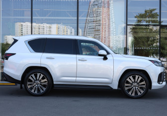 Подержанный автомобиль Lexus LX 2022 года (4 фото)