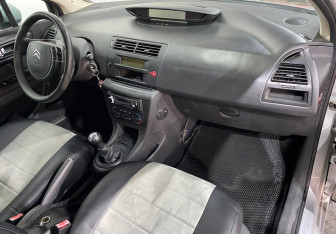 Подержанный автомобиль Citroen C4 Hatchback 2009 года (9 фото)