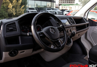 Подержанный автомобиль Volkswagen Caravelle 2018 года (13 фото)