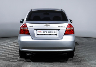 Подержанный автомобиль Chevrolet Aveo Sedan 2010 года (7 фото)