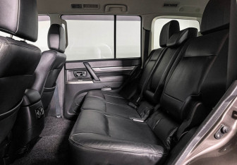 Подержанный автомобиль Mitsubishi Pajero 2015 года (10 фото)