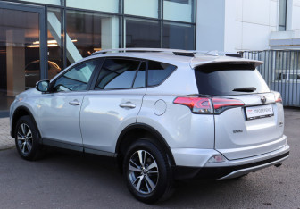 Подержанный автомобиль Toyota RAV4 2017 года (6 фото)