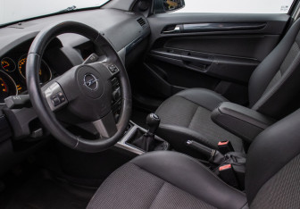 Подержанный автомобиль Opel Astra Hatchback 2006 года (10 фото)