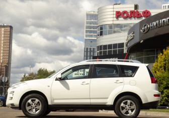 Подержанный автомобиль Peugeot 4007 2008 года (6 фото)