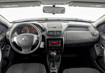 Подержанный автомобиль Nissan Terrano 2014 года (14 фото)