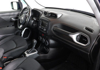 Подержанный автомобиль Jeep Renegade 2017 года (10 фото)