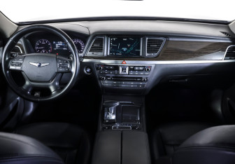 Подержанный автомобиль Genesis G80 2018 года (13 фото)